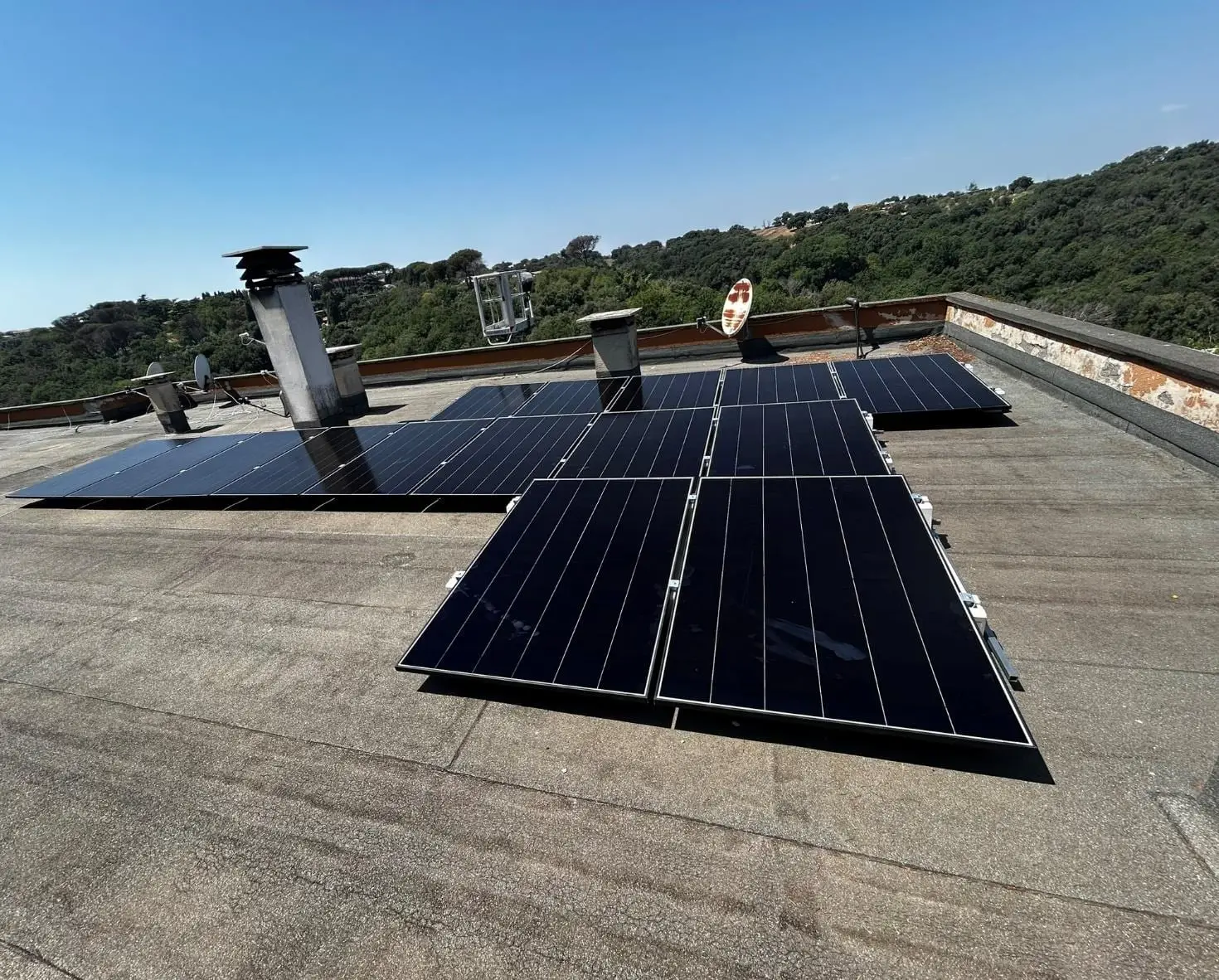 Moduli fotovoltaici su un tetto piano