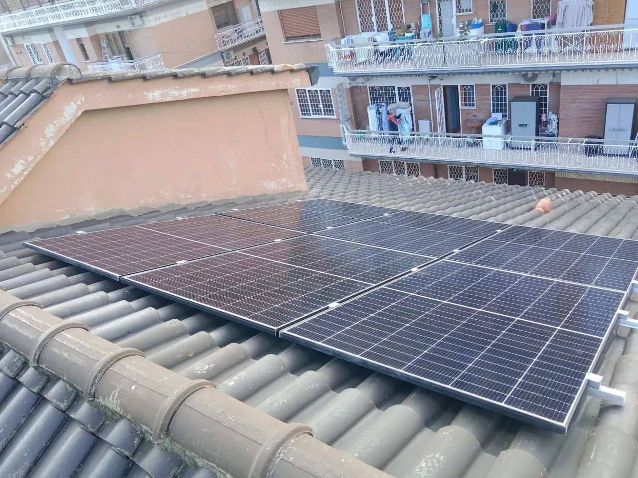 Manutenzione di un impianto fotovoltaico su tetto a Roma