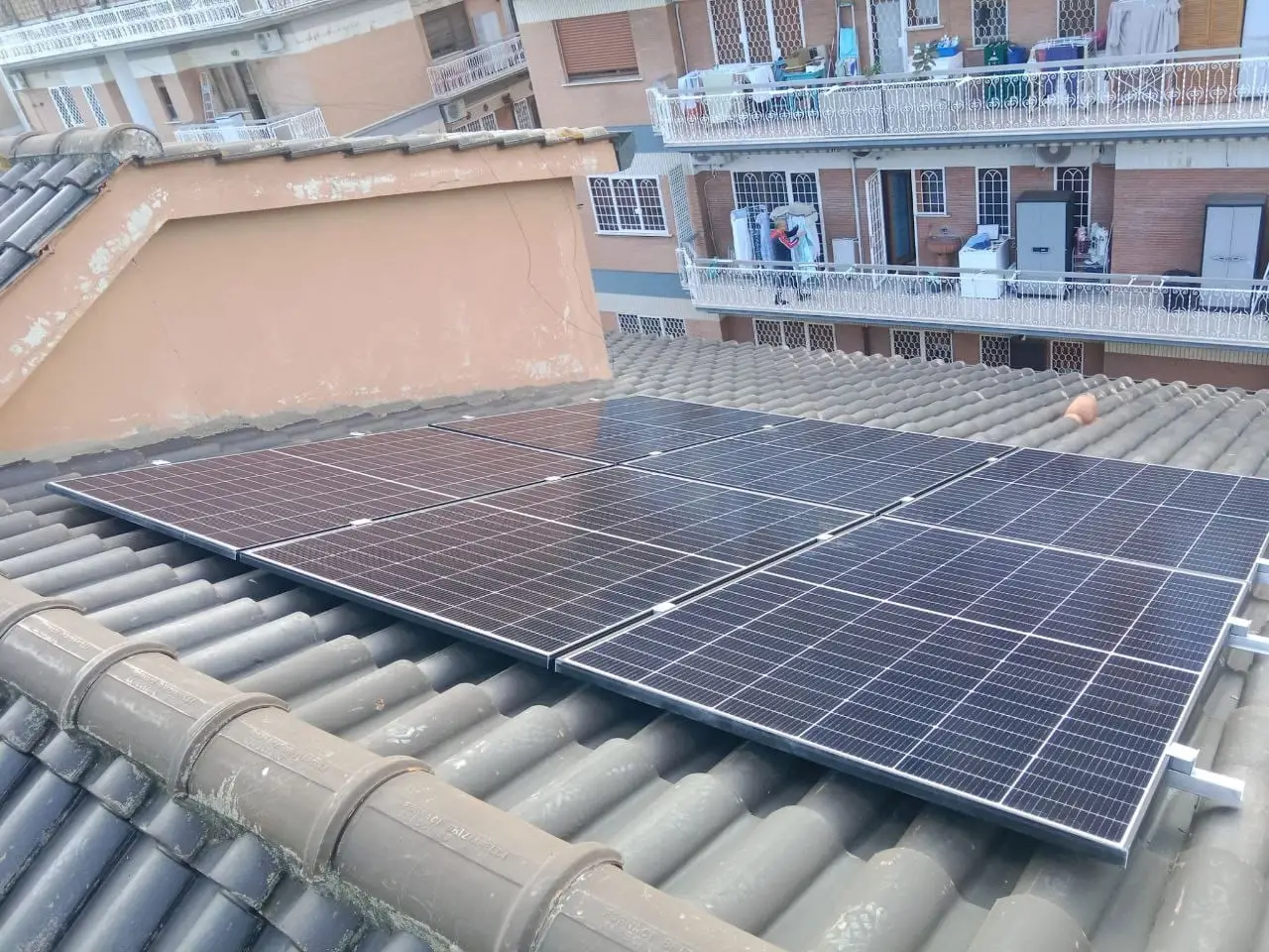 Pannelli fotovoltaici sul tetto di un palazzo a Roma