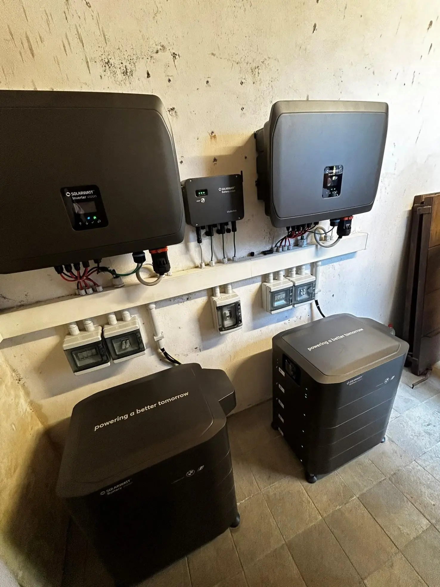 Inverter e batterie di accumulo Solarwatt in un locale tecnico