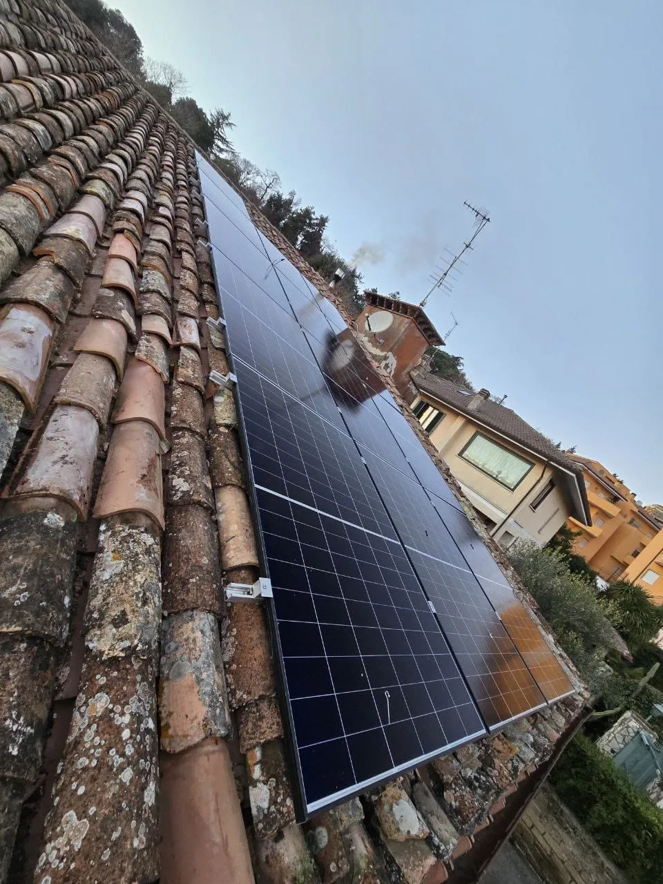 Impianto fotovoltaico installato su un tetto a Roma