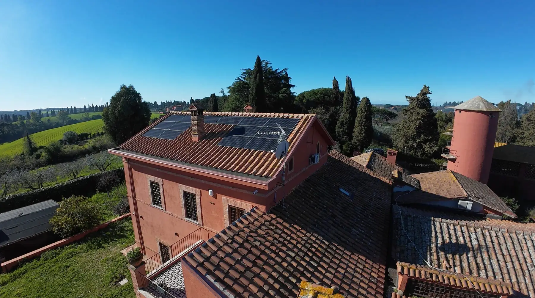 Impianto fotovoltaico su casale nella campagna romana