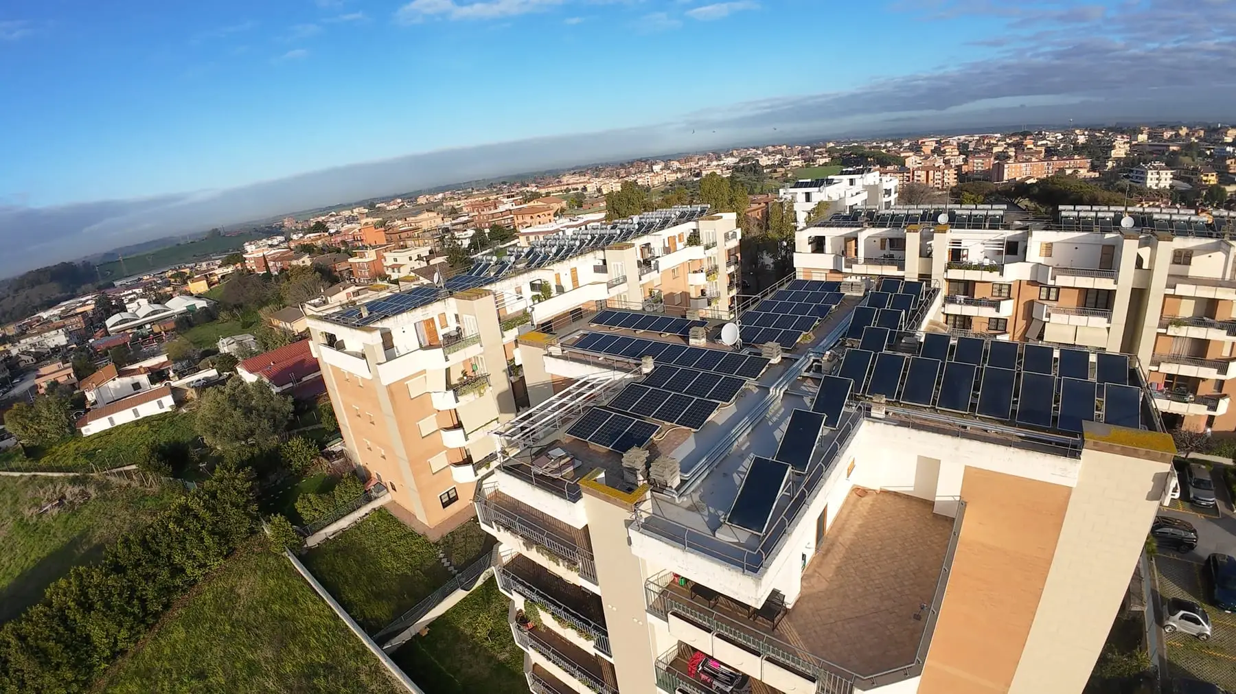 Impianti fotovoltaici sui tetti di un condominio a Roma