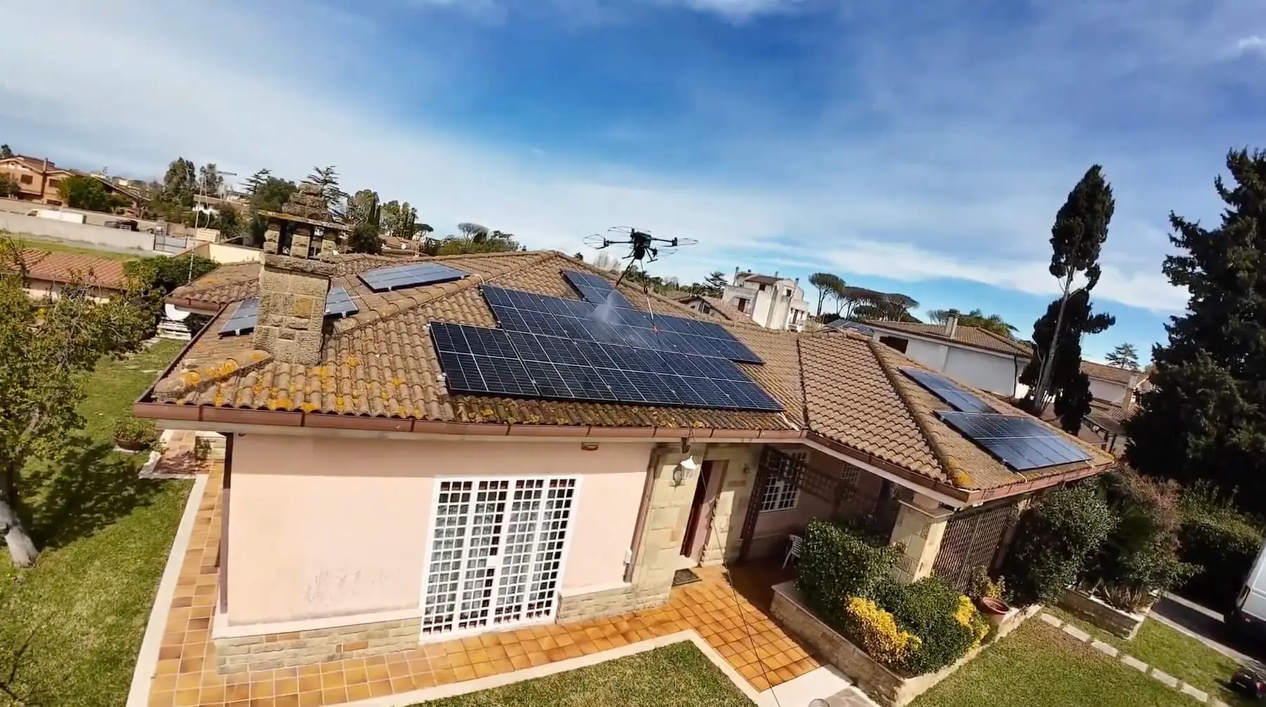 Pulizia dei pannelli fotovoltaici con drone