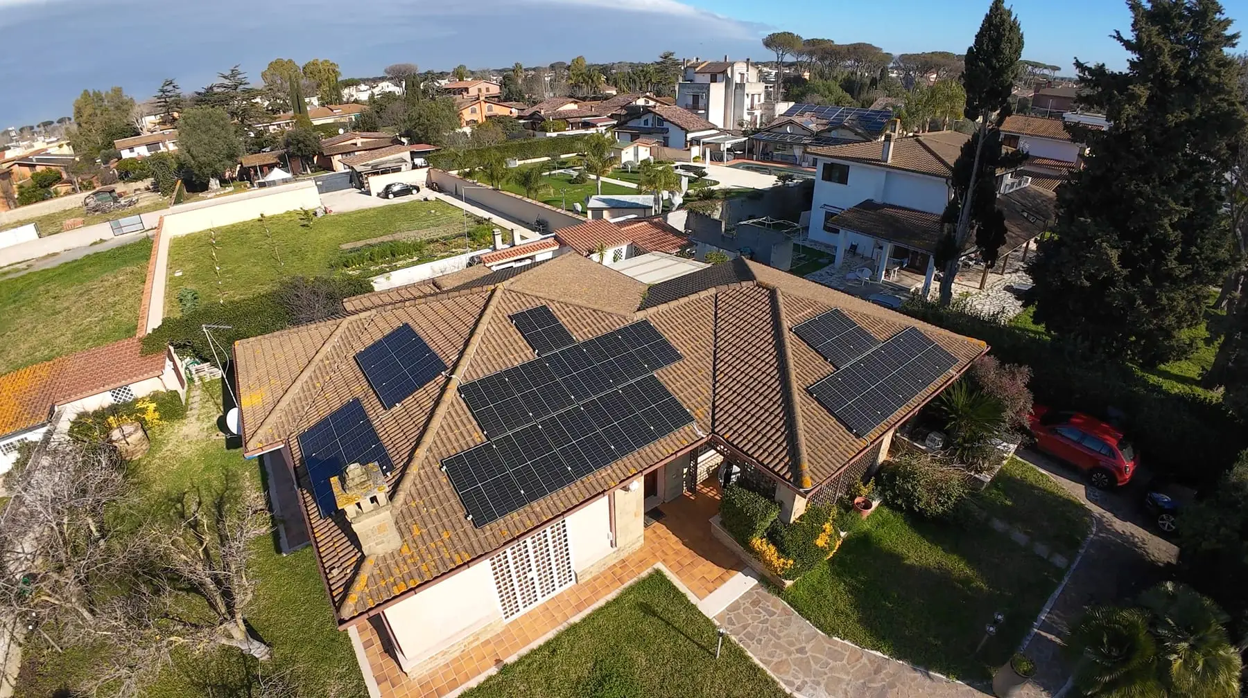 Impianto fotovoltaico su villa al litorale romano, vista aerea