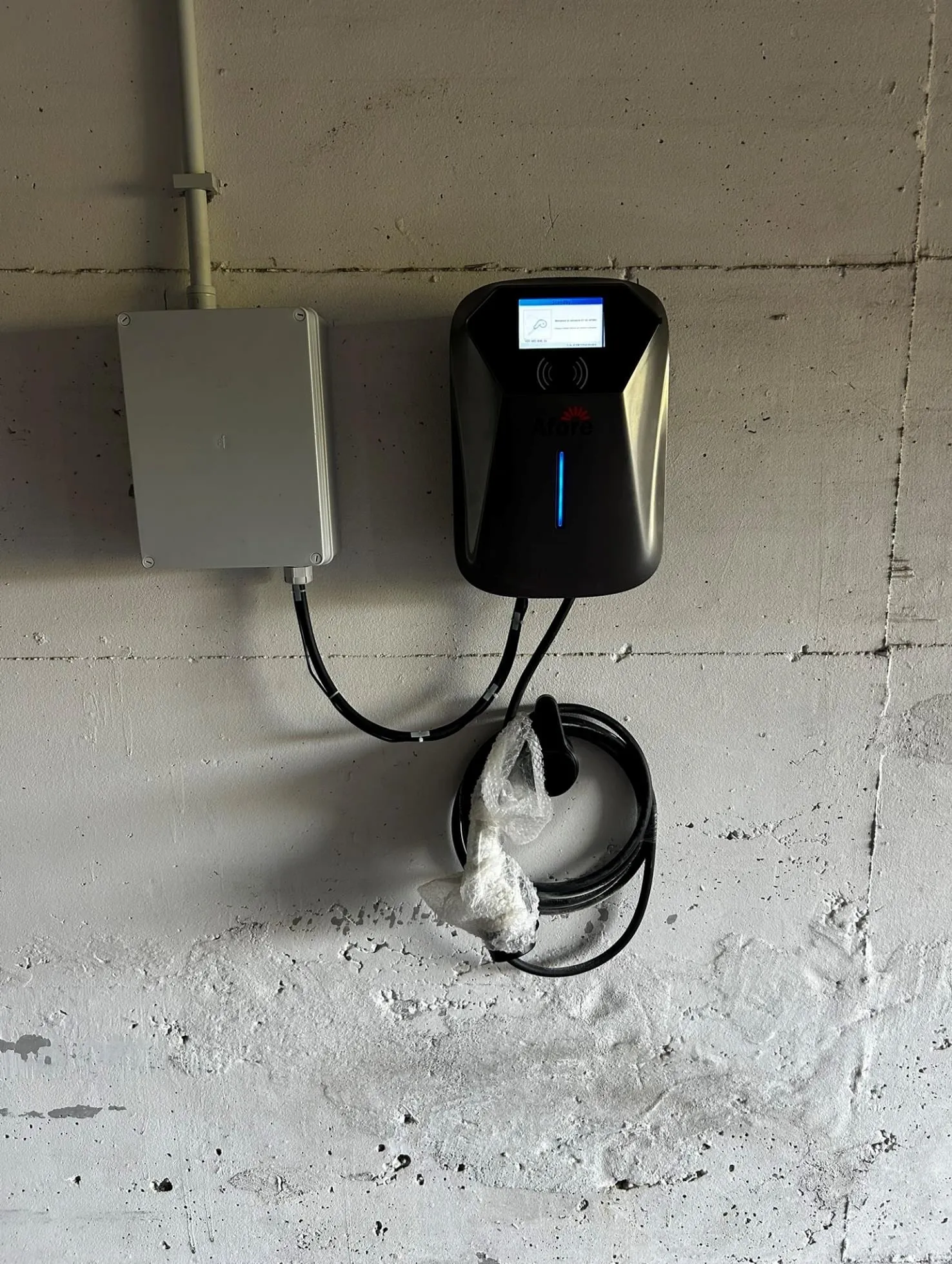 Wallbox per la ricarica dell'auto elettrica montata a parete