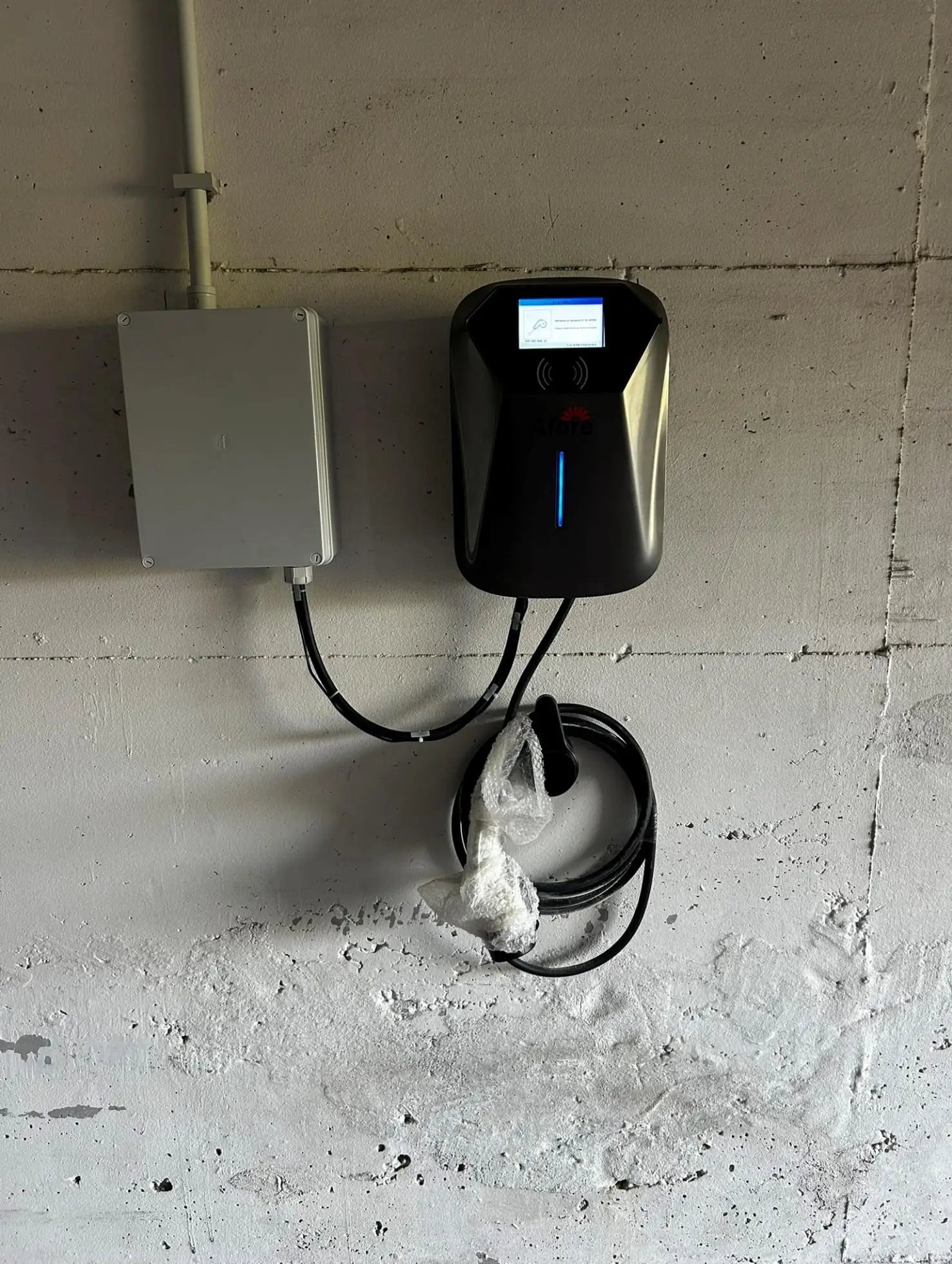 Wallbox per la ricarica dell'auto elettrica montata a parete