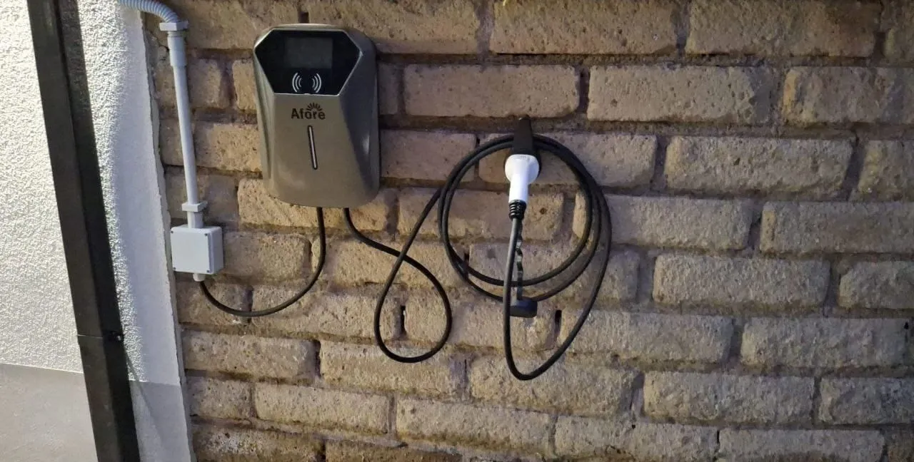 Wallbox per la ricarica dell'auto elettrica installata a parete